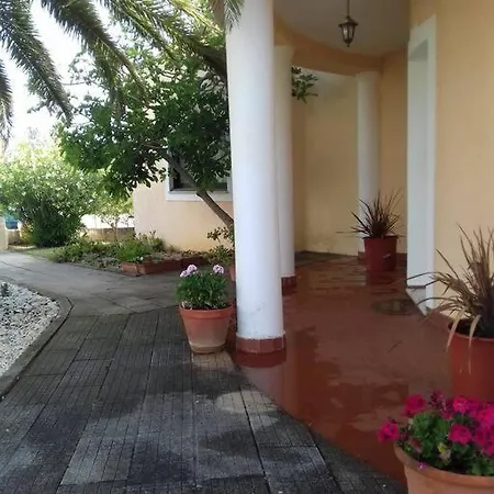 4 Bedroom Villa, Private Pool And Garden וילה *